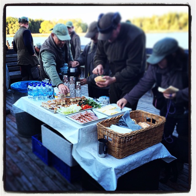 Eftermiddagskaffe serverat vid havet. Vi älskar vårt varierade jobb!