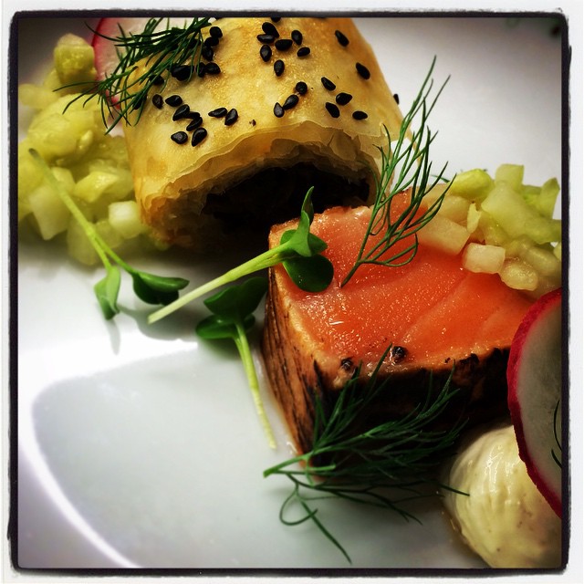 Sotad, sockersaltad lax med krispigt trattkantarellknyte, dillpicklad gurka och pepparrotsdipp