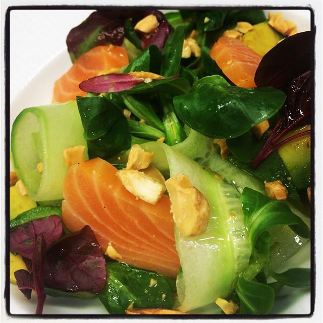 Rökt laxsallad med avokado och rostad mandel